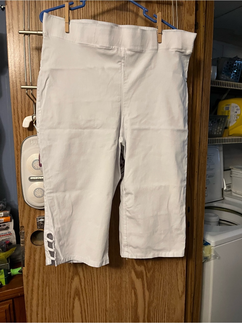 89th & Madison White Capri Leggings with Ladder Hem Detail